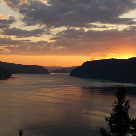 Au Sommet Du Fjord Hostel Sacre-Coeur ภายนอก รูปภาพ