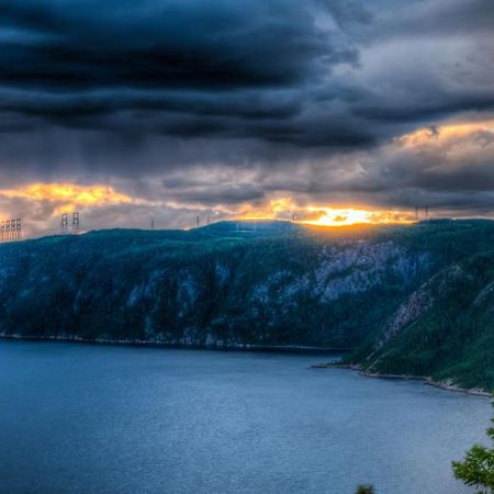 Au Sommet Du Fjord Hostel Sacre-Coeur ภายนอก รูปภาพ