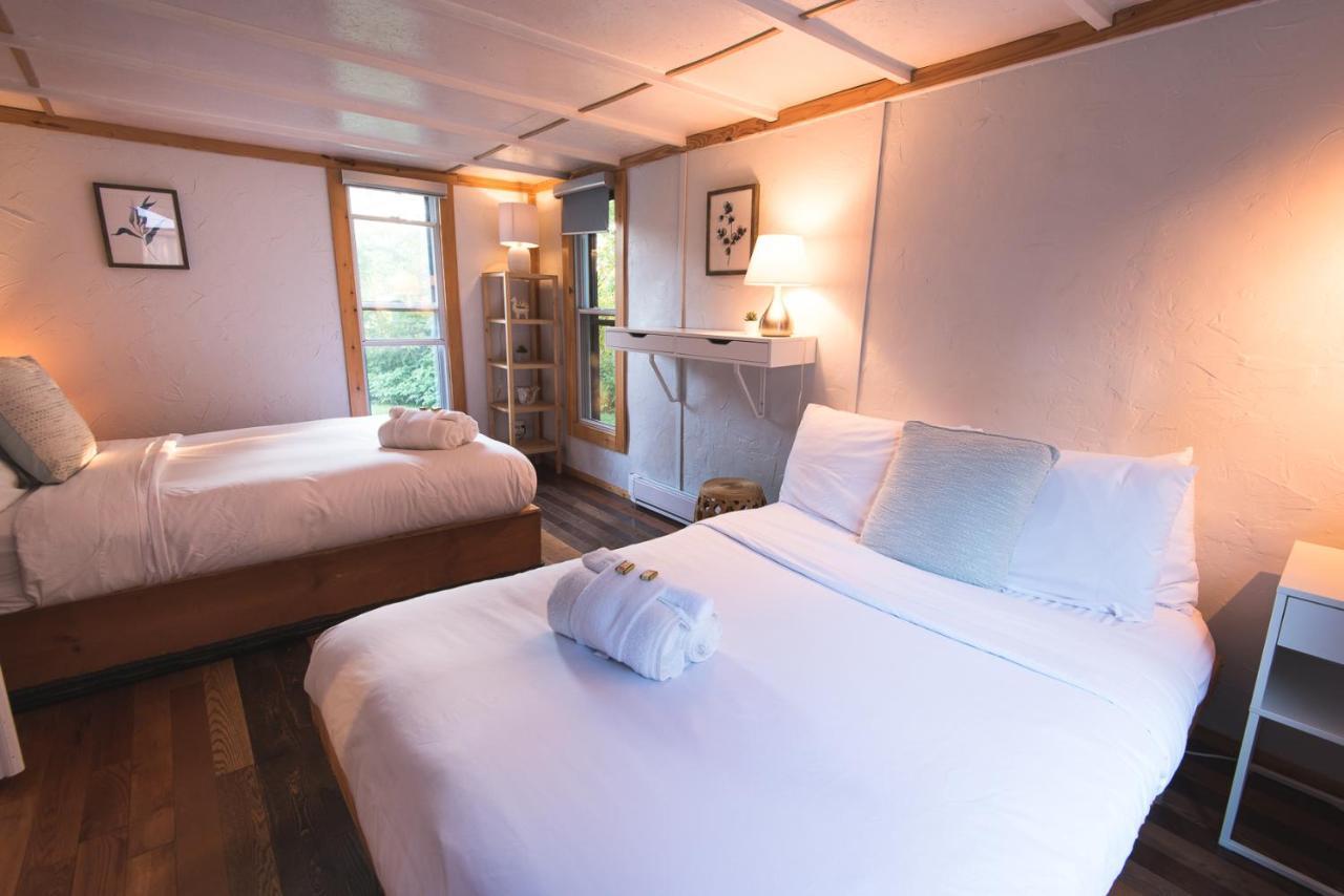 Au Sommet Du Fjord Hostel Sacre-Coeur ภายนอก รูปภาพ